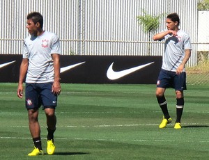 Paulinho e Paolo Guerreiro no treino do Corinthians (Foto: Carlos Augusto Ferrari / Globoesporte.com)