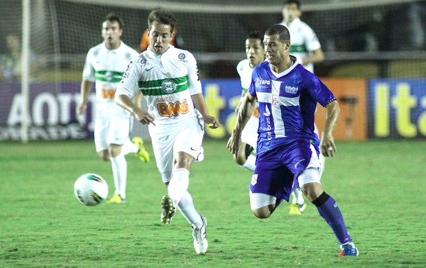 Everton e Nilton, Vasco e Coritiba (Foto: Luciano Berlford / Futura Press)