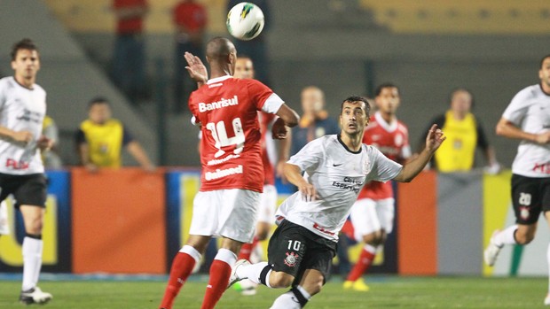 Douglas e Fabricio, Corinthians e Internacional (Foto: José Patrício / Agência Estado)