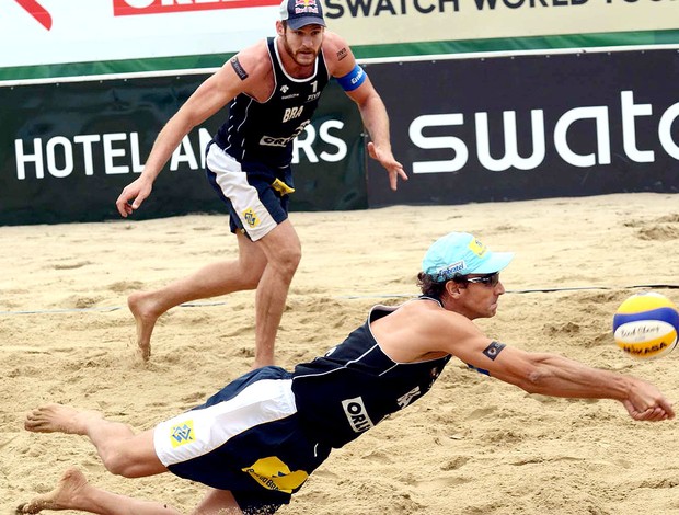 Alison e Emanuel vôlei de praia Polônia (Foto: Divulgação / FIVB)