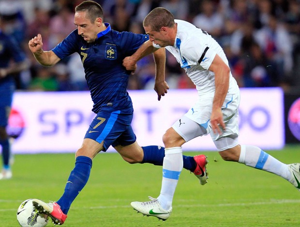 Ribery da França e Diego Perez do uruguai (Foto: Reuters)