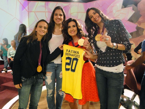 Meninas do vôlei posam orgulhosas com suas medalhas de ouro (Foto: Encontro com Fátima Bernardes/TV Globo)