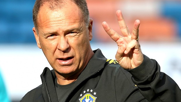 Mano Menezes no treino da Seleção Brasileira (Foto: Mowa Press)