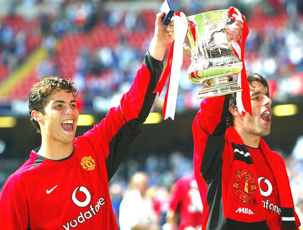 Cristiano Ronaldo e Ruud Van Nistleroy com a taça da Copa da Inglaterra do Manchester United em 2004 (Foto: Getty Images)