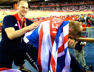 chris hoy comemora vitória no ciclismo em Londres (Foto: Reuters)