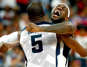  Kevin Durant e LeBron James comemoram vitória no basquete (Foto: Reuters)