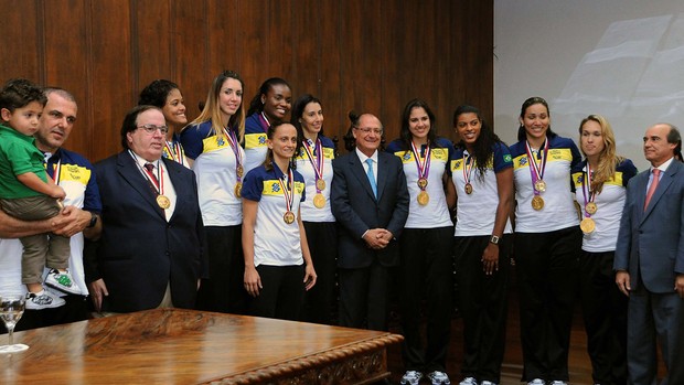 geraldo alckmin time volei feminino medalha premiação (Foto: Marcos Ribolli/GLOBOESPORTE.COM)