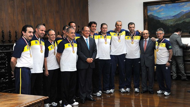 geraldo alckmin time volei feminino medalha premiação (Foto: Marcos Ribolli/GLOBOESPORTE.COM)