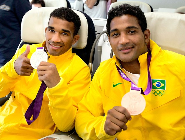 Yamaguchi Falcão e Esquiva Falcão na volta ao Brasil (Foto: AFP)