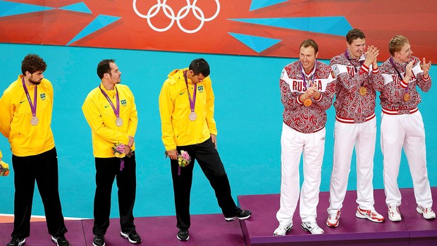 Brasil na premiação da prata do vôlei (Foto: Reuters)