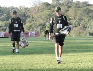 técnico Milagres durante treino do América (Foto: Gabriel Medeiros / Globoesporte.com)