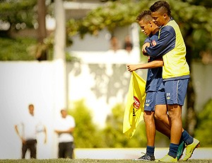 andré abraça neymar no treino do santos (Foto: Ricardo Saibun/Agência Estado)