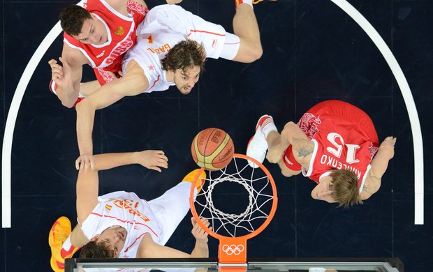 marc gasol kirilenko russia x espanha londres 2012 olimpiadas (Foto: AFP)