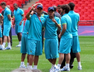 neymar thiago silva pato brasil wembley reconhecimento do gramado (Foto: Márcio Iannacca / Globoesporte.com)