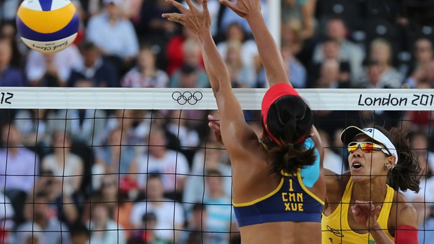 Juliana e Larissa vôlei de praia Olimpíadas 2012 (Foto: AP)