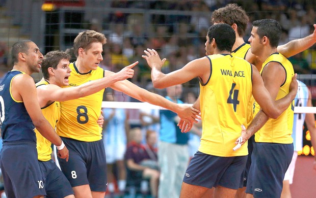 Brasil comemora ponto no vôlei contra Argentina (Foto: Reuters)