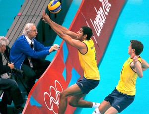 Wallace na partida de vôlei do Brasil contra a Argentina (Foto: Reuters)