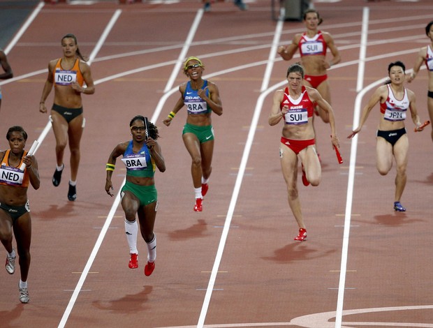 Revezamento feminino 4x100 Rosangela Santos e Evelyn Dos Santos  (Foto: EFE)