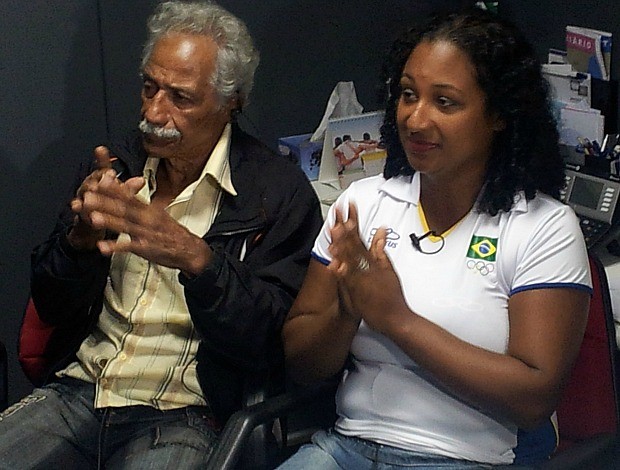 Touro Moreno e a sua filha Deusa torcendo pelo capixaba Esquiva (Foto: Sidney Magno Novo/Globoesporte.com)