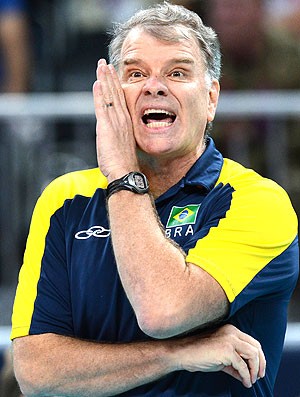 Bernardinho na partida de vôlei do Brasil contra a Argentina (Foto: AFP)