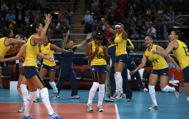 Fernanda Garay e seleção feminina Brasil x Rússia vôlei Jogos de Londres (Foto: Ivan Alvarado/Reuters)