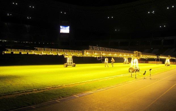 máquinas de iluminação artificial no Engenhão (Foto: Thales Soares / globoesporte.com)