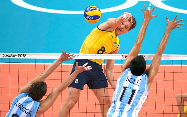 Murilo na partida de vôlei do Brasil contra Argentina (Foto: Reuters)