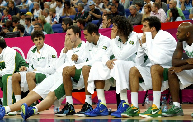 Banco de reservas da seleção de basquete, Brasil x Argentina (Foto: Agência Reuters)