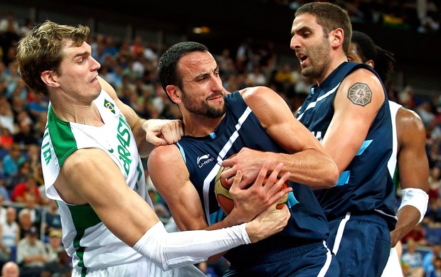 Manu Ginobili, Tiago Splitter e Juan Gutierrez, Brasil x Argentina (Foto: Agência Reuters)