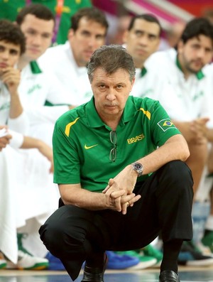 O técnico Rubén Magnano faz cara feia no Brasil x Argentina no basquete (Foto: Getty Images)