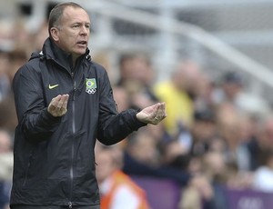 Mano Menezes no jogo Brasil x Nova Zelândia (Foto: Mowa Press)