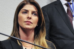 A mulher de Cachoeira, Andressa Mendonça, durante sessão da CPI no Congresso (Foto: Geraldo Magela/Agência Senado)