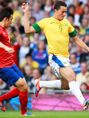 Leandro Damião e Yu Suk Young, coreia do Sul e Brasil (Foto: Agência Reuters)