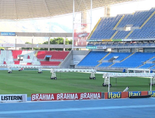 Máquinas no campo (Foto: Thales Soares / Globoesporte.com)