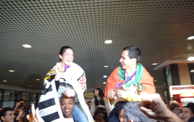 Mayra e Kitadai no aeroporto (Foto: Roberta Lemes/GLOBOESPORTE.COM)