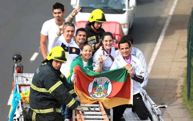 Mayra Aguiar e Felipe Kitadai no desembarque do judô no Rio Grande do Sul (Foto: RBS)