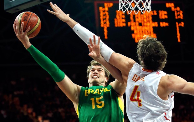 Pau Gasol, Tiago Splitter, Basquete, Brasil x Espanha (Foto: Agência Reuters)