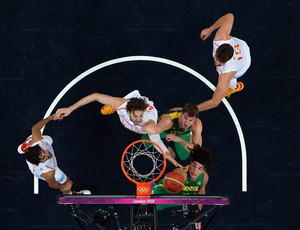 Pau Gasol e Anderson Varejão Basquete Brasil x Espanha (Foto: Getty Images)