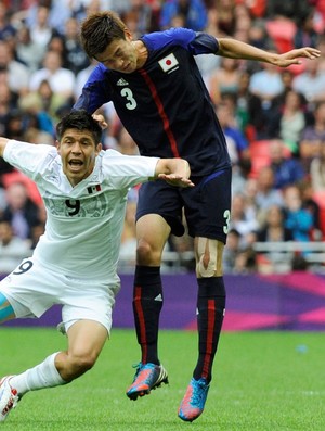 Oribe Peralta méxico Takahiro Ohgihara Japão futebol londres 2012 (Foto: Agência Reuters)