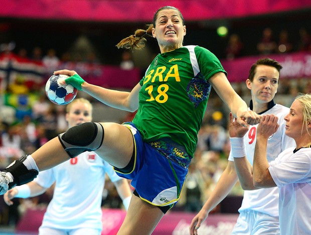 Eduarda Amorim na partida de handebol do Brasil contra Noruega (Foto: AFP)