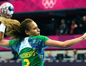 Alexandra Nascimento na partida de handebol do Brasil contra a Noruega (Foto: AFP)