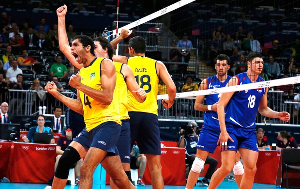 Wallace comemora ponto do Brasil no vôlei contra a Sérvia (Foto: Reuters)