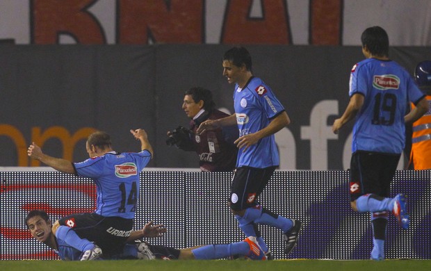 Jogadores do Belgrano comemoram gol contra o River Plate (Foto: AP)