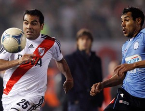 Gabriel Mercado do River Plate e Juan Quiroga (Foto: Reuters)