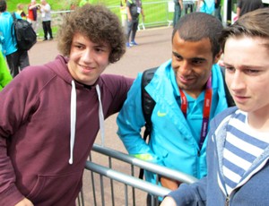 Lucas com torcida na chegada da Seleção em Manchester (Foto: Márcio Iannacca / Globoesporte.com)