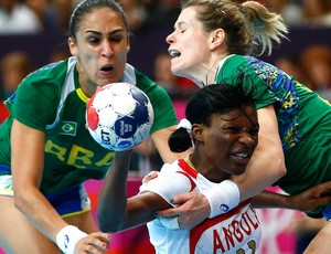 handebol Fabiana Diniz Fernanda Silva brasil angola londres 2012 (Foto: Agência Reuters)