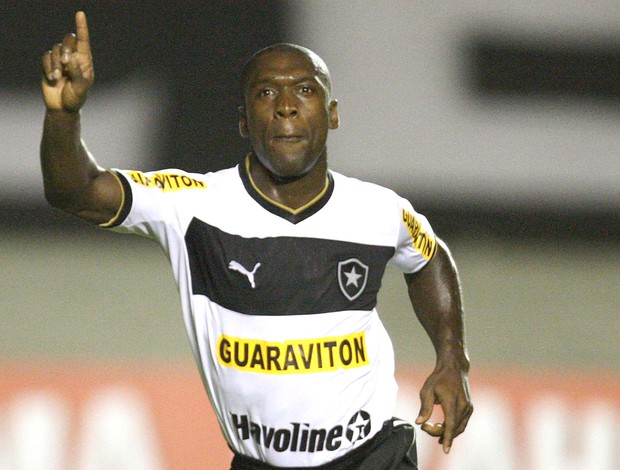 Seedorf comemora gol do Botafogo contra o Atlético-GO (Foto: Carlos Costa / Futura Press)