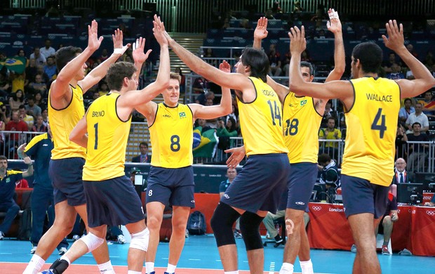 Brasil comemoração vôlei contra Sérvia (Foto: Reuters)