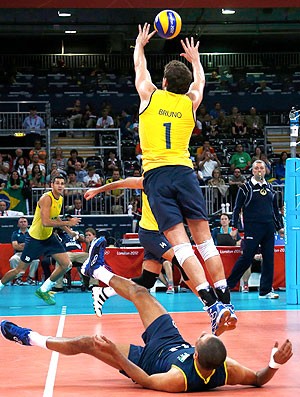 Bruninho na partida de vôlei do Brasil contra a Sérvia (Foto: Reuters)