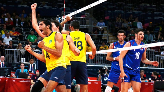 Wallace comemora ponto do Brasil no vôlei contra a Sérvia (Foto: Reuters)